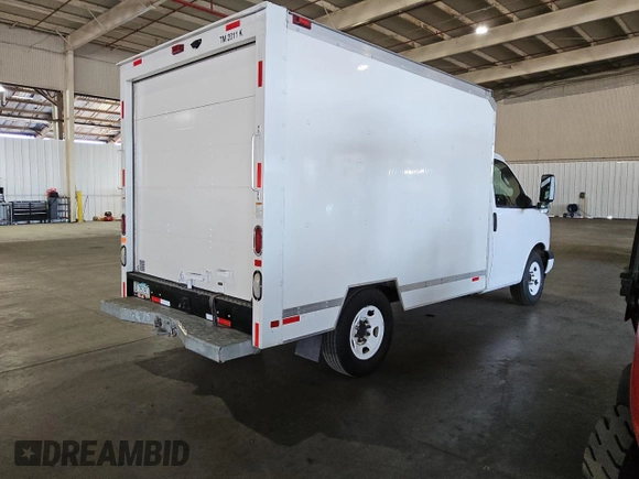 2021 GMC Savana Commercial z VIN 1GDY7RF76M1211125, wystawiony jako Copart lot #86904144 z przebiegiem Nie podano mil oraz Tytuł czysty. Historia ofert i sprzedaży dostępna na DreamBid. Obrazek 3.