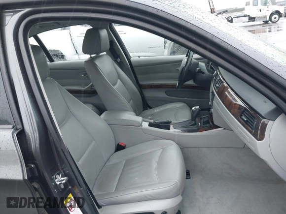 2007 BMW 3 Series 328i z VIN WBAVA33557KX75790, wystawiony jako IAAI lot #41494012 z przebiegiem 115 236 mil mil oraz . Historia ofert i sprzedaży dostępna na DreamBid. Obrazek 5.