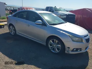 2014 Chevrolet Cruze 2LT z VIN 1G1PE5SB9E7246113, wystawiony jako IAAI lot #42467298 z przebiegiem 142 423 mil mil oraz . Historia ofert i sprzedaży dostępna na DreamBid. Obrazek 1.