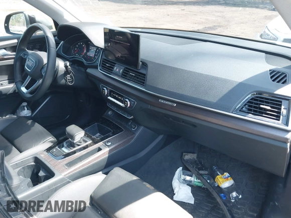 2024 Audi Q5 S line Premium z VIN WA1GAAFY8R2072137, wystawiony jako IAAI lot #41993895 z przebiegiem 28 437 mil mil oraz . Historia ofert i sprzedaży dostępna na DreamBid. Obrazek 5.