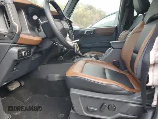 2024 Ford Bronco Outer Banks z VIN 1FMEE8BP1RLA50798, wystawiony jako Copart lot #54117355 z przebiegiem 8 182 mil mil oraz Szkoda całkowita • Salvage title. Historia ofert i sprzedaży dostępna na DreamBid. Obrazek 7.