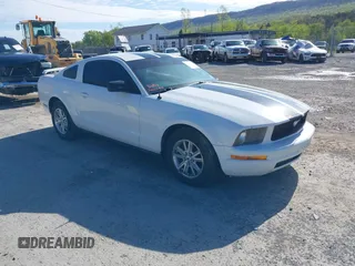 2006 Ford Mustang Standard with VIN 1ZVFT80N465121747, listed as a IAAI auction lot 42124022 with 129,026 mi miles. Bid and sale history available at carsss.com. Image 1.