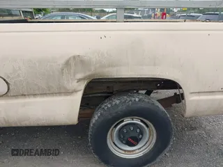 1995 GMC Sierra 3500 z VIN 1GTGC34K2SE536473, wystawiony jako IAAI lot #42487739 z przebiegiem 81 910 mil mil oraz . Historia ofert i sprzedaży dostępna na DreamBid. Obrazek 6.