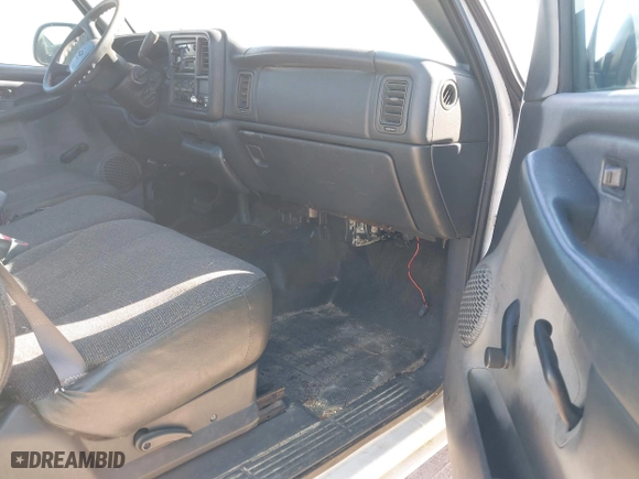 2000 Chevrolet Silverado 1500 with VIN 1GCEC14V3YZ352005, listed as a IAAI auction lot 41741383 with 300,705 mi miles. Bid and sale history available at carsss.com. Image 5.