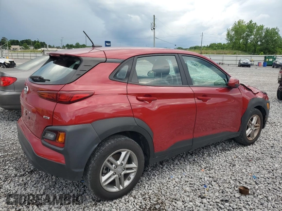 2021 Hyundai Kona SE z VIN KM8K1CAA4MU644545, wystawiony jako Copart lot #56588105 z przebiegiem 86 172 mil mil oraz Szkody całkowita. Historia ofert i sprzedaży dostępna na DreamBid. Obrazek 3.