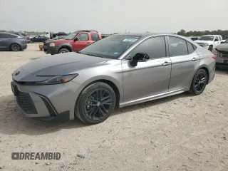 2025 Toyota Camry LE z VIN 4T1DAACK5SU525385, wystawiony jako Copart lot #49829685 z przebiegiem 8 553 mil mil oraz Czysty tytuł • Clean title. Historia ofert i sprzedaży dostępna na DreamBid. Obrazek 1.