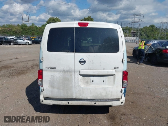 2015 Nissan NV200 SV with VIN 3N6CM0KN2FK696854, listed as a IAAI auction lot 40484019 with 198,411 mi miles. Bid and sale history available at carsss.com. Image 17.