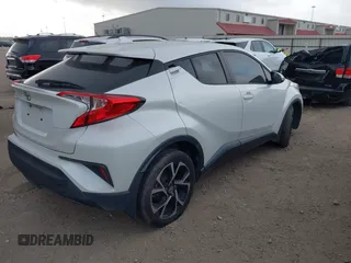 2018 Toyota C-HR XLE z VIN JTNKHMBX4J1001128, wystawiony jako IAAI lot #41957363 z przebiegiem 108 233 mil mil oraz . Historia ofert i sprzedaży dostępna na DreamBid. Obrazek 4.