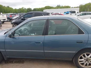 2000 Toyota Camry LE z VIN 4T1BF28K7YU940644, wystawiony jako IAAI lot #42376062 z przebiegiem 163 619 mil mil oraz . Historia ofert i sprzedaży dostępna na DreamBid. Obrazek 13.