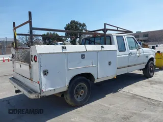 1995 Ford F-250 with VIN 1FTHX26F0SKB03058, listed as a IAAI auction lot 41860796 with 371,625 mi miles. Bid and sale history available at carsss.com. Image 4.