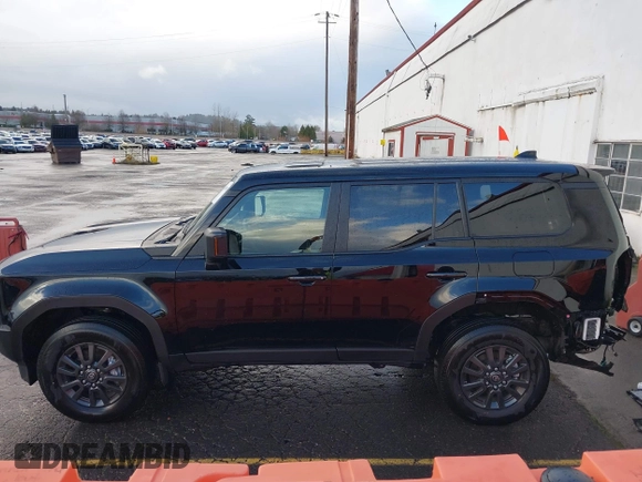 2024 Toyota Land Cruiser z VIN JTEABFAJ7RK015987, wystawiony jako IAAI lot #41168318 z przebiegiem 1662 mil mil oraz . Historia ofert i sprzedaży dostępna na DreamBid. Obrazek 15.
