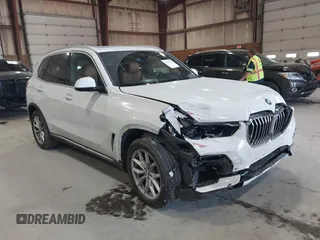 2021 BMW X5 xDrive40i z VIN 5UXCR6C03M9F15868, wystawiony jako IAAI lot #41950260 z przebiegiem 55 584 mil mil oraz . Historia ofert i sprzedaży dostępna na DreamBid. Obrazek 1.