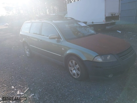 2003 Volkswagen Passat GLX with VIN WVWYH63B23E026361, listed as a IAAI auction lot 41747516 with 293,955 mi miles. Bid and sale history available at carsss.com. Image 1.