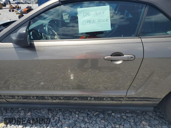 2005 Ford Mustang Deluxe with VIN 1ZVFT84N555215001, listed as a Copart auction lot 61993435 with 85,407 mi miles and Salvage title. Bid and sale history available at DreamBid. Image 7.