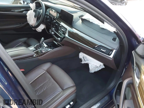 2019 BMW 5 Series M550i xDrive z VIN WBAJB9C54KB288992, wystawiony jako IAAI lot #41302127 z przebiegiem 48 418 mil mil oraz . Historia ofert i sprzedaży dostępna na DreamBid. Obrazek 5.