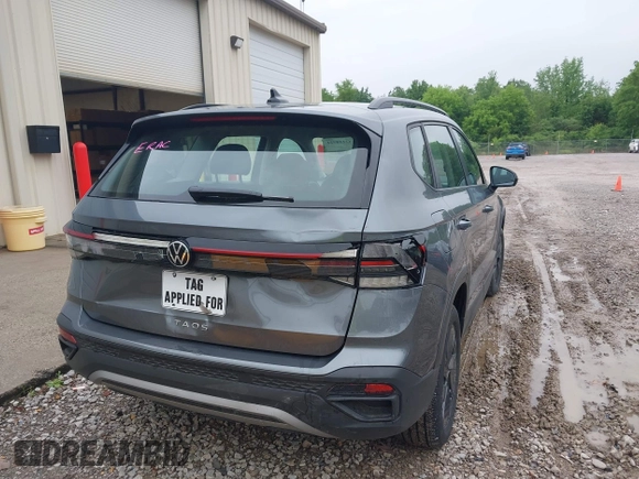 2025 Volkswagen Taos z VIN 3VV5C7B24SM004848, wystawiony jako IAAI lot #42118721 z przebiegiem 6378 mil mil oraz . Historia ofert i sprzedaży dostępna na DreamBid. Obrazek 6.