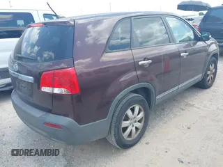 2012 Kia Sorento LX z VIN 5XYKT4A15CG241033, wystawiony jako IAAI lot #42439153 z przebiegiem 248 220 mil mil oraz . Historia ofert i sprzedaży dostępna na DreamBid. Obrazek 4.