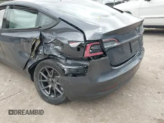 2022 Tesla Model 3 Long Range z VIN 5YJ3E1EB6NF260118, wystawiony jako IAAI lot #42139962 z przebiegiem 52 566 mil mil oraz . Historia ofert i sprzedaży dostępna na DreamBid. Obrazek 20.