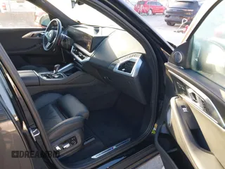 2024 BMW XM z VIN 5YM23CS0XR9U58952, wystawiony jako IAAI lot #41781429 z przebiegiem 8621 mil mil oraz . Historia ofert i sprzedaży dostępna na DreamBid. Obrazek 5.