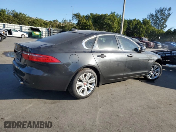 2017 Jaguar XF 35t Premium z VIN SAJBD4BV7HCY33657, wystawiony jako Copart lot #83397324 z przebiegiem 52 520 mil mil oraz Szkoda całkowita • Salvage title. Historia ofert i sprzedaży dostępna na DreamBid. Obrazek 3.