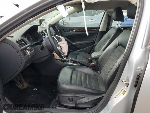 2015 Volkswagen Passat SEL Premium z VIN 1VWCS7A3XFC043208, wystawiony jako Copart lot #54766115 z przebiegiem 192 773 mil mil oraz Szkoda całkowita • Salvage title. Historia ofert i sprzedaży dostępna na DreamBid. Obrazek 7.