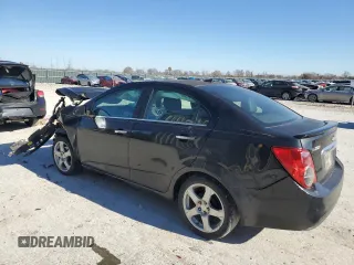 2013 Chevrolet Sonic LTZ z VIN 1G1JE5SH5D4121345, wystawiony jako Copart lot #83672124 z przebiegiem 109 428 mil mil oraz Szkoda całkowita • Salvage title. Historia ofert i sprzedaży dostępna na DreamBid. Obrazek 2.