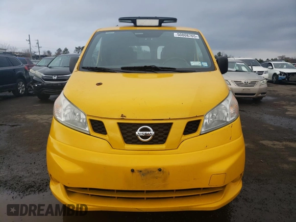 2014 Nissan NV200 z VIN 3N8CM0JTXEK690600, wystawiony jako Copart lot #50808765 z przebiegiem 392 670 mil mil oraz Czysty tytuł • Clean title. Historia ofert i sprzedaży dostępna na DreamBid. Obrazek 5.