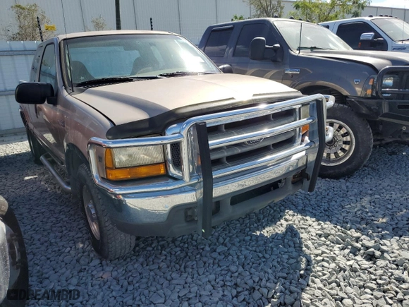 1999 Ford Super Duty F-250 XL with VIN 1FTNX20L8XEC12729, listed as a Copart auction lot 45023335 with 136,587 mi miles and Clean Title. Bid and sale history available at carsss.com. Image 1.