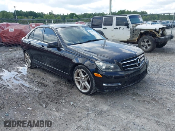 2014 Mercedes-Benz C 250 Sport z VIN WDDGF4HB0EA966267, wystawiony jako IAAI lot #42133802 z przebiegiem 62 494 mil mil oraz . Historia ofert i sprzedaży dostępna na DreamBid. Obrazek 1.