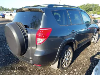2007 Toyota RAV4 Sport z VIN JTMBD32V275077246, wystawiony jako IAAI lot #42781419 z przebiegiem 145 010 mil mil oraz . Historia ofert i sprzedaży dostępna na DreamBid. Obrazek 4.