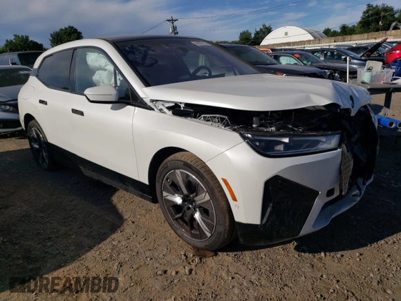 2023 BMW iX xDrive50 z VIN WB523CF07PCM92331, wystawiony jako Copart lot #64938133 z przebiegiem Nie podano mil oraz . Historia ofert i sprzedaży dostępna na DreamBid. Obrazek 4.