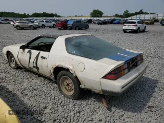1987 Chevrolet Camaro z VIN 1G1FP21H6HL111063, wystawiony jako Copart lot #59387995 z przebiegiem 63 289 mil mil oraz Czysty tytuł • Clean title. Historia ofert i sprzedaży dostępna na DreamBid. Obrazek 2.