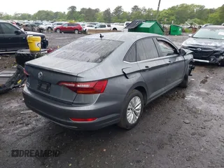 2019 Volkswagen Jetta S z VIN 3VWC57BU7KM232096, wystawiony jako IAAI lot #42317927 z przebiegiem 98 615 mil mil oraz . Historia ofert i sprzedaży dostępna na DreamBid. Obrazek 4.