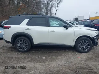 2023 Nissan Pathfinder SL z VIN 5N1DR3CD3PC277947, wystawiony jako IAAI lot #41766056 z przebiegiem 17 809 mil mil oraz . Historia ofert i sprzedaży dostępna na DreamBid. Obrazek 13.