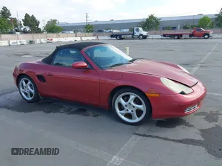 2002 Porsche Boxster z VIN WP0CA29842U621669, wystawiony jako IAAI lot #42218784 z przebiegiem 109 578 mil mil oraz . Historia ofert i sprzedaży dostępna na DreamBid. Obrazek 1.