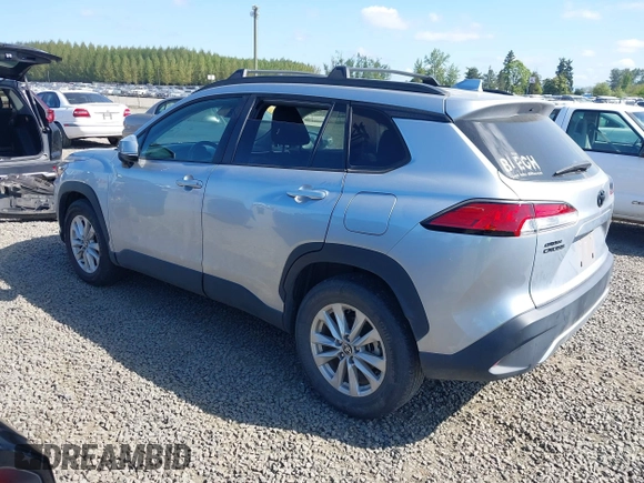2022 Toyota Corolla Cross LE z VIN 7MUCAABG1NV021010, wystawiony jako IAAI lot #42082415 z przebiegiem 30 395 mil mil oraz . Historia ofert i sprzedaży dostępna na DreamBid. Obrazek 3.