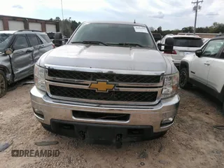 2012 Chevrolet Silverado 2500HD LT z VIN 1GC2KXCG1CZ337684, wystawiony jako IAAI lot #40494392 z przebiegiem Nie podano mil oraz . Historia ofert i sprzedaży dostępna na DreamBid. Obrazek 12.