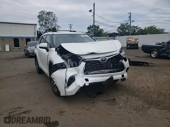 2022 Toyota Highlander XLE with VIN 5TDGZRBH0NS589020, listed as a Copart auction lot 62696015 with 36,131 mi miles and Salvage title. Bid and sale history available at DreamBid. Image 11.