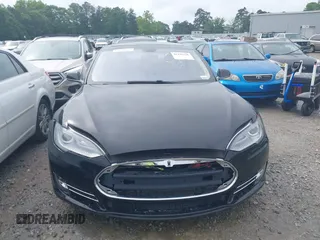 2013 Tesla Model S с VIN 5YJSA1DG7DFP26402, выставлен на аукционе IAAI как лот 42195726 с пробегом 100 890 миль миль и . История ставок и продаж доступна на DreamBid. Изображение 12.