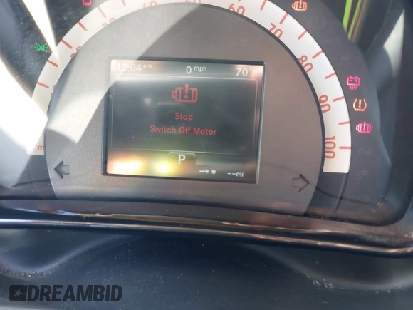 2017 Smart fortwo Pure z VIN WMEFJ9BA9HK226752, wystawiony jako IAAI lot #42420588 z przebiegiem Nie podano mil oraz . Historia ofert i sprzedaży dostępna na DreamBid. Obrazek 13.