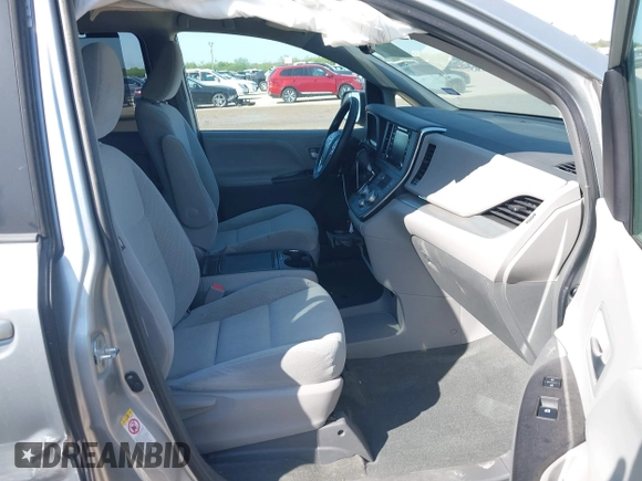 2019 Toyota Sienna LE Auto Access Seat z VIN 5TDKZ3DC1KS966037, wystawiony jako IAAI lot #41972610 z przebiegiem 59 585 mil mil oraz . Historia ofert i sprzedaży dostępna na DreamBid. Obrazek 5.