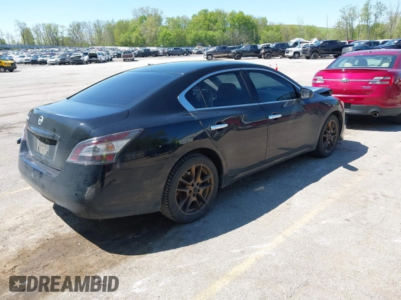 2013 Nissan Maxima SV z VIN 1N4AA5AP1DC838381, wystawiony jako IAAI lot #42210279 z przebiegiem 162 435 mil mil oraz . Historia ofert i sprzedaży dostępna na DreamBid. Obrazek 4.