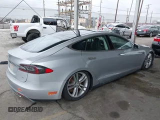 2014 Tesla Model S 60 with VIN 5YJSA1H12EFP32213, listed as a IAAI auction lot 42194085 with 56,071 mi miles and . Bid and sale history available at DreamBid. Image 4.