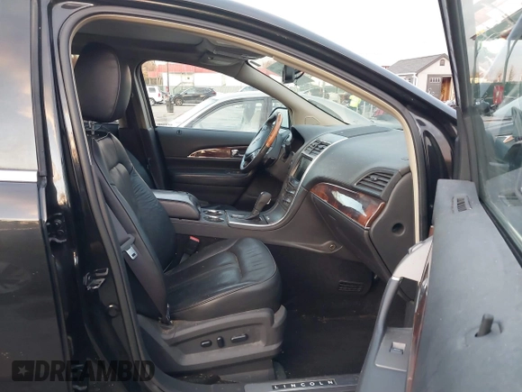 2014 Lincoln MKX z VIN 2LMDJ8JK0EBL19868, wystawiony jako IAAI lot #40960894 z przebiegiem 88 609 mil mil oraz . Historia ofert i sprzedaży dostępna na DreamBid. Obrazek 5.