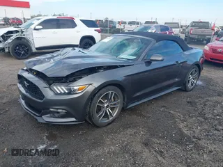 2017 Ford Mustang EcoBoost Premium z VIN 1FATP8UH5H5295852, wystawiony jako IAAI lot #41876517 z przebiegiem 132 910 mil mil oraz . Historia ofert i sprzedaży dostępna na DreamBid. Obrazek 20.