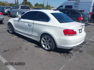 2012 BMW 1 Series 128i z VIN WBAUP9C51CVL91561, wystawiony jako IAAI lot #42831576 z przebiegiem 111 789 mil mil oraz . Historia ofert i sprzedaży dostępna na DreamBid. Obrazek 3.