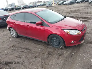 2012 Ford Focus SE z VIN 1FAHP3K22CL304163, wystawiony jako IAAI lot #41749179 z przebiegiem 98 995 mil mil oraz . Historia ofert i sprzedaży dostępna na DreamBid. Obrazek 1.
