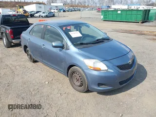 2009 Toyota Yaris z VIN JTDBT903394041534, wystawiony jako IAAI lot #41765943 z przebiegiem 148 100 mil mil oraz . Historia ofert i sprzedaży dostępna na DreamBid. Obrazek 1.