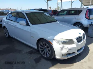 2011 BMW 3 Series 328i z VIN WBAPH5G54BNM71450, wystawiony jako IAAI lot #42282078 z przebiegiem 173 314 mil mil oraz . Historia ofert i sprzedaży dostępna na DreamBid. Obrazek 1.