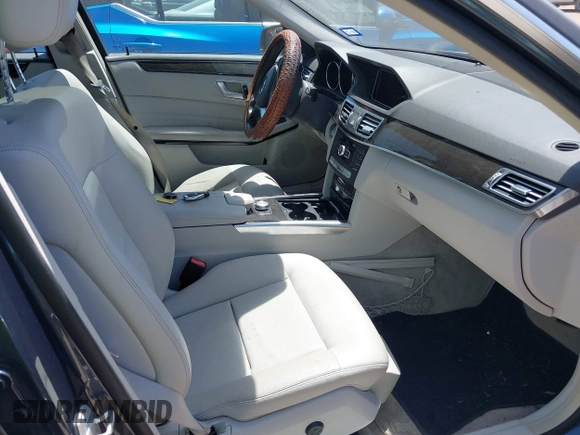 2014 Mercedes-Benz E 350 Sport z VIN WDDHF5KB0EA859397, wystawiony jako IAAI lot #41996300 z przebiegiem 110 196 mil mil oraz . Historia ofert i sprzedaży dostępna na DreamBid. Obrazek 5.